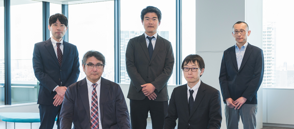 （前列左から）株式会社インテック 吉岡 哲さん、辻・本郷 ITコンサルティング株式会社 菊池 典明さん（後列左から）株式会社インテック 佐藤 秀樹さん、山岸 敏康さん、辻・本郷 ITコンサルティング株式会社  松山 考志さん