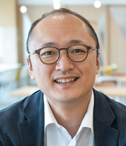 瀧 俊雄 氏