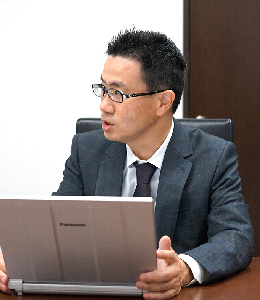 足立 好幸氏